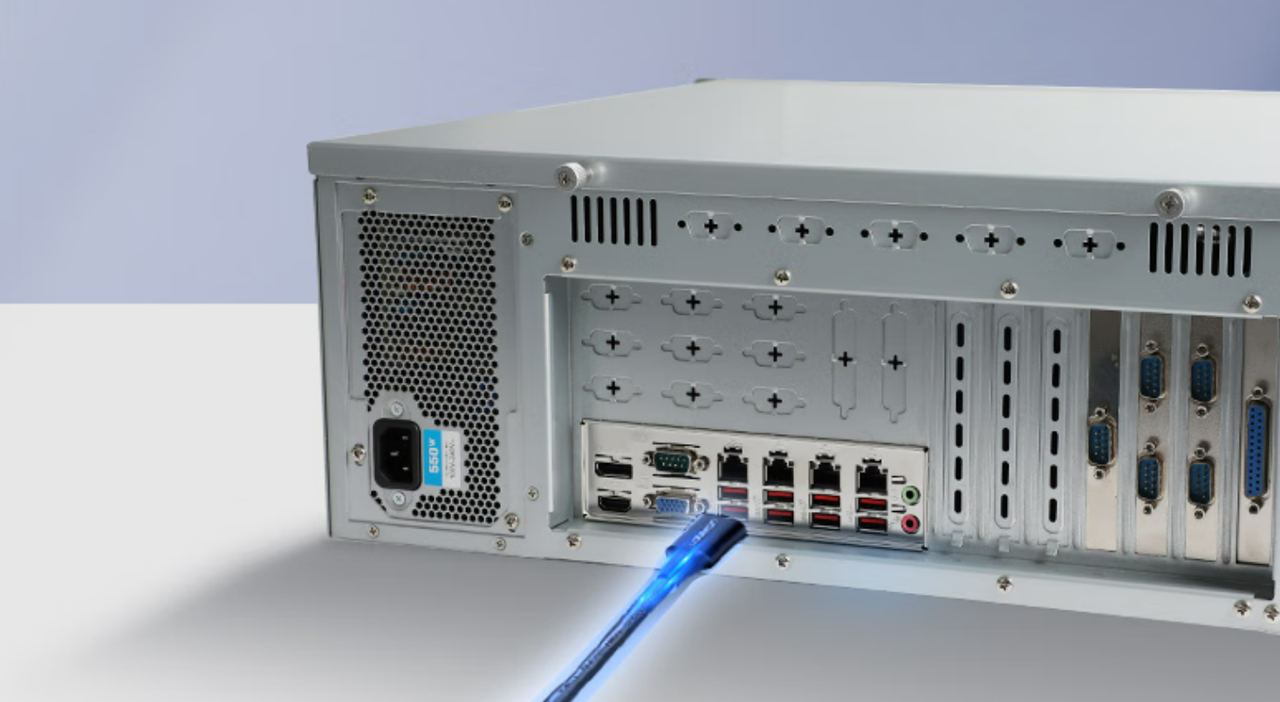 該設(shè)備板載7個(gè)PCIe插槽——1個(gè)PCIe*16（Gen15）或2個(gè)PCIe*8（Gen5），1個(gè)PCIe*1，4個(gè)PCI*4。